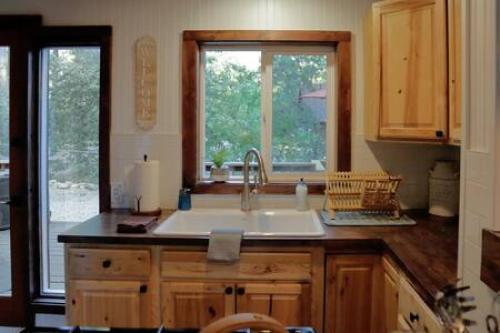 爱德怀Hobbit House - Charming In Town的厨房设有水槽和窗户。