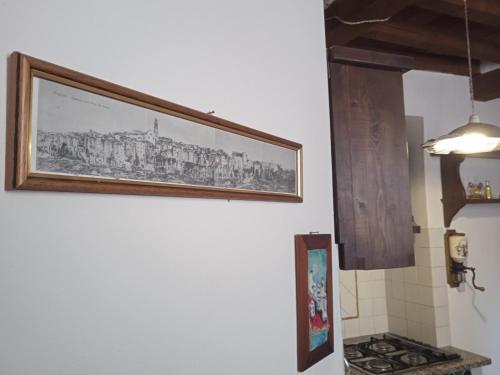 皮蒂利亚诺La casa di Daisy的厨房墙上挂着一幅画