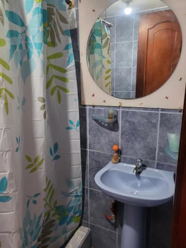 拉塔昆加Como en casa的一间带水槽和镜子的浴室