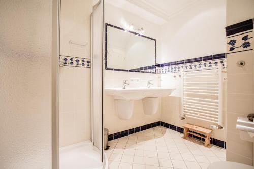 曼克玛肖Haus-Moin的一间带水槽和镜子的浴室