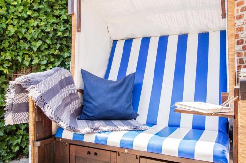 曼克玛肖Haus-Moin的蓝白椅子和蓝白枕头