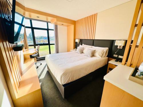 阿雷基帕OQ MIRADOR CLASSIC - AIRPORT的酒店客房设有一张床和一个大窗户