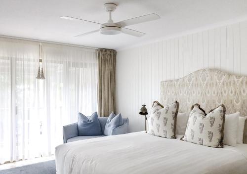 拜伦湾拜伦勋爵汽车旅馆的卧室配有白色的床和窗户。