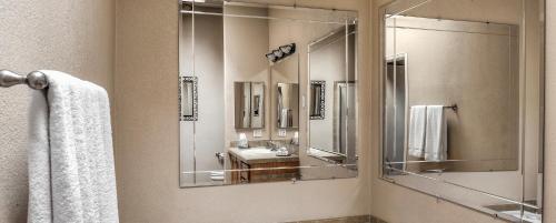 派托普湖畔PVC at The Roundhouse Resort的一间带大镜子和盥洗盆的浴室
