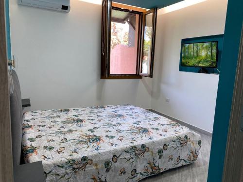 萨萨里Suite GuestHouse a pochi passi dal mare的一间带床的卧室,位于带窗户的房间内