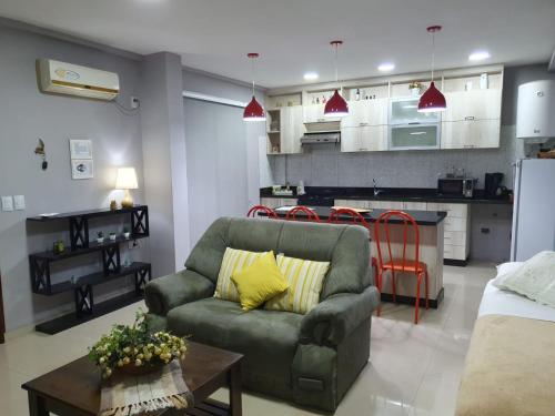 伊瓜苏港Martina Apart的带沙发的客厅和厨房