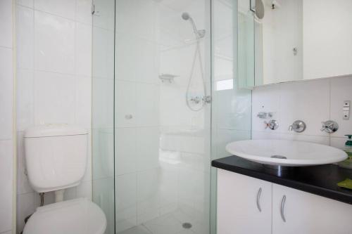悉尼'Bondi Fairview' Coastal Panorama with Balcony的浴室配有卫生间、盥洗盆和淋浴。