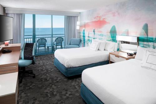 弗吉尼亚海滩弗吉尼亚海滨海滩/南万怡酒店的酒店客房设有两张床,享有海景。