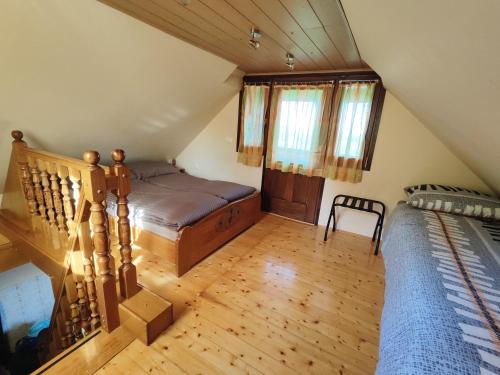 OzaljHoliday house Panorama的阁楼卧室设有一张床和一个楼梯
