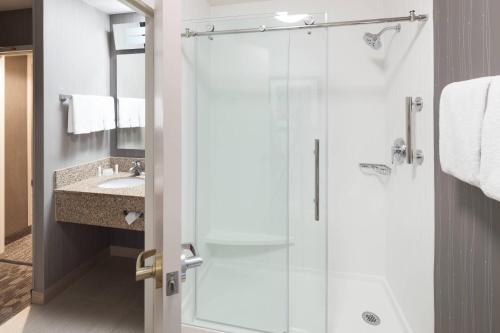 奥马哈奥马哈市中心/老市场区万怡酒店的带淋浴和盥洗盆的浴室