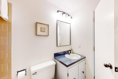 ThorntonMad River Mountain Getaway的一间带水槽和镜子的浴室