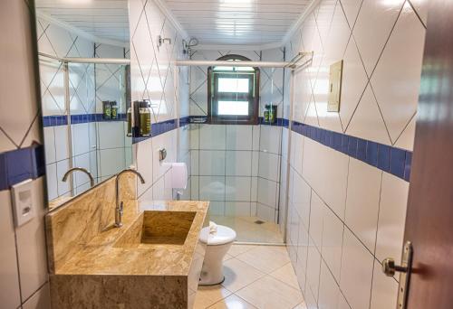 乌巴图巴Ubatuba Eco Hotel的一间带水槽和卫生间的浴室