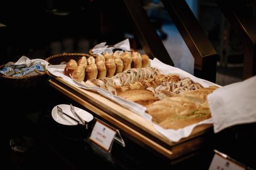 礁溪沐恩国际温泉渡假饭店的展示盒,包括各种糕点和其他糕点