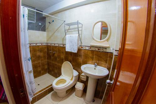 普诺Hostal Mirador Korichaska的一间带卫生间和水槽的浴室