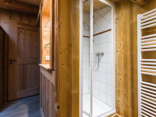 莫尔济讷Chalet Morzine, 6 pièces, 10 personnes - FR-1-754-5的木屋内带淋浴的浴室