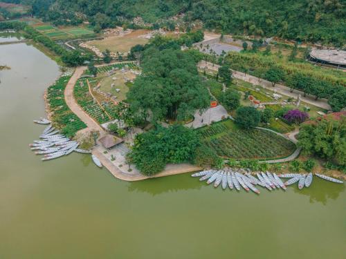 宁平Thung Nham Resort的水面上大岛的空中景观