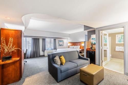 沃尔瑟姆波士顿沃尔瑟姆万怡酒店的酒店客房设有一张沙发和一张床