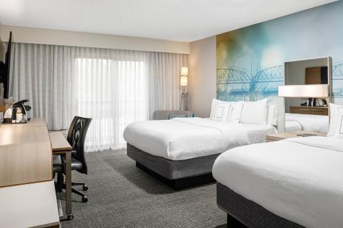 帕迪尤卡西帕迪尤卡万怡酒店的酒店客房配有两张床和一张书桌