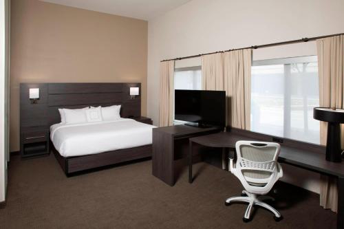 塔尔萨Residence Inn by Marriott Tulsa Downtown的酒店客房配有一张床和一张带电脑的书桌
