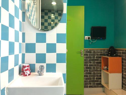 香港香港名都商务旅馆 self-check-in的一间带水槽和镜子的浴室