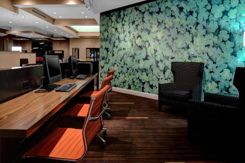 圣克劳德圣克劳德万怡酒店的办公室配有书桌、电脑和椅子