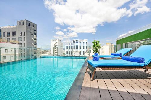 岘港Yuni Hotel And Apartment的一座大楼顶部的游泳池