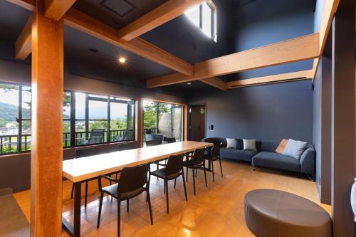 富士河口湖河口湖班乡间别墅酒店的一间带长桌和椅子的用餐室
