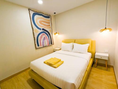 名古屋Lovina A5 no 3 at Baloi Impian - Grand Batam Mall的一间卧室配有一张床,床上有毛巾