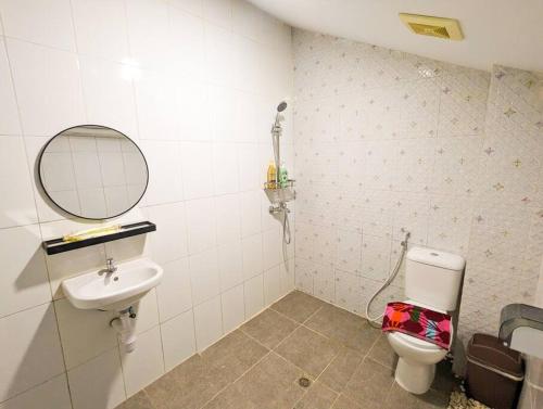名古屋Lovina A5 no 3 at Baloi Impian - Grand Batam Mall的一间带水槽、卫生间和镜子的浴室