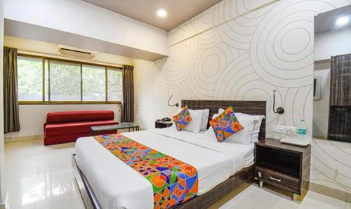 浦那FabHotel Rajdhani I Near Pune Railway Station的一间卧室,卧室内配有一张大床