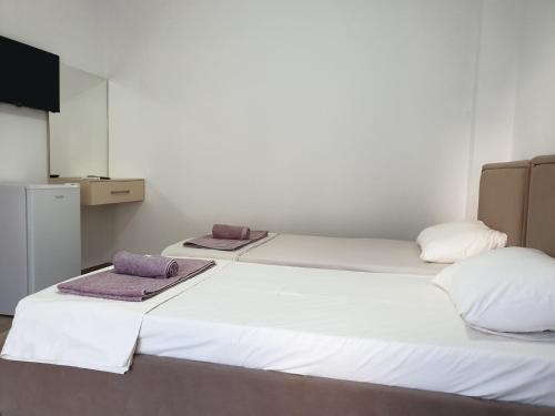 德尔米Rooms by George的两张睡床彼此相邻,位于一个房间里