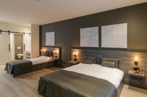 新芬讷普迪茹德雅格酒店的酒店客房带两张床和一间浴室