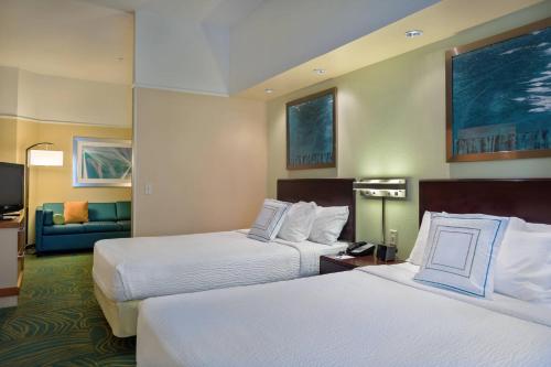 克利尔沃特圣彼得堡清水春山套房酒店的酒店客房,设有两张床和一张沙发