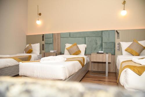麦地那Roya Al Andalus Hotel的一间酒店客房,房间内设有三张床