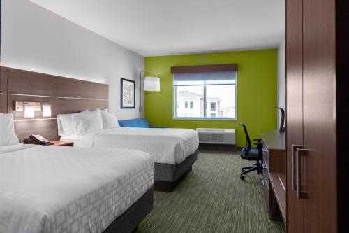 LeanderHoliday Inn Express & Suites Leander, an IHG Hotel的酒店客房设有两张床和窗户。