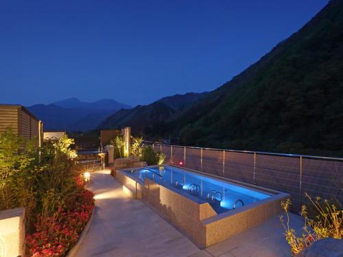 日光鬼怒川温泉酒店的一座位于山顶的山房的游泳池