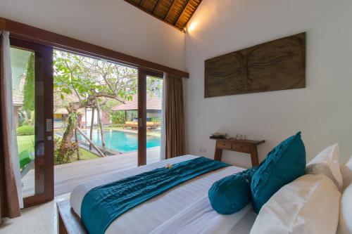 坎古Villa Bon Bon的一间卧室配有一张床,享有游泳池的景色