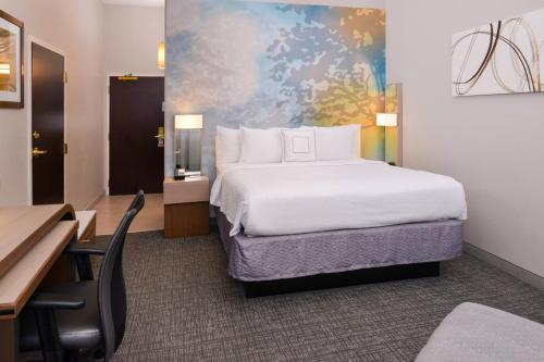 博蒙特波蒙特万怡酒店的配有一张床和一张书桌的酒店客房