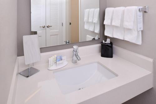 博蒙特波蒙特万怡酒店的白色的浴室设有水槽和镜子