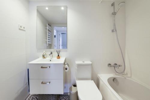 科尔内拉德罗布雷加特Sunsets and the pool in Barcelona的白色的浴室设有水槽和卫生间。