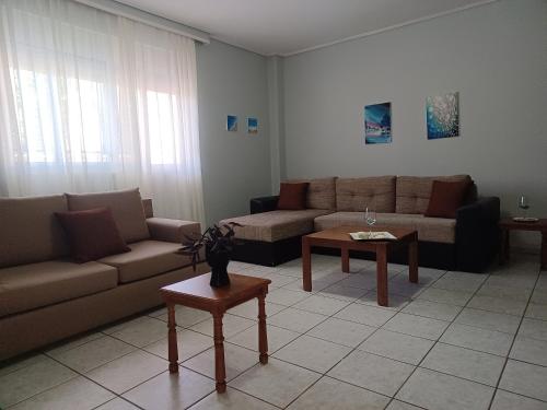 阿特米达Άνετο Διαμέρισμα的客厅配有两张沙发和一张桌子