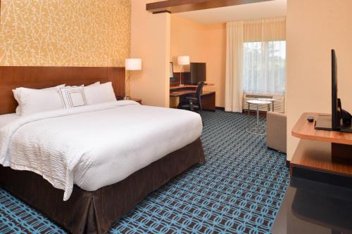 圣约瑟夫Fairfield Inn & Suites by Marriott St. Joseph的酒店客房设有一张大床和一张书桌。