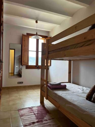 圣塔克里斯蒂纳阿鲁Can Catrol的一间卧室配有两张双层床和镜子