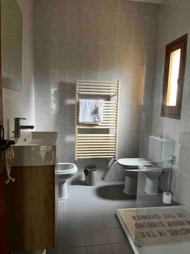 圣塔克里斯蒂纳阿鲁Can Catrol的一间带水槽和卫生间的浴室以及窗户。