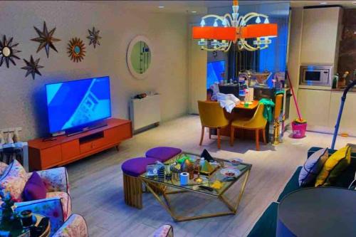伊斯坦布尔luxury apartments in Istanbul的客厅配有电视和桌子