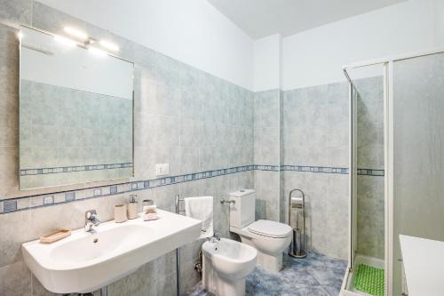 马里纳迪马萨Casa Arno 500m from beach的一间带水槽、卫生间和镜子的浴室