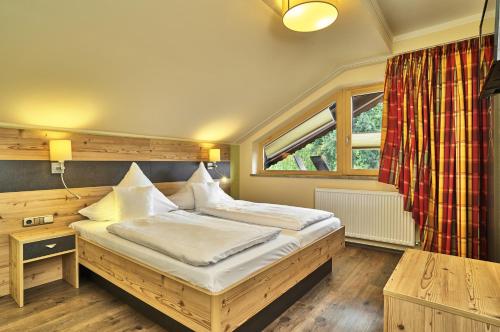 拉姆贝尔瓦尔德酒店的一间卧室设有两张床和窗户。