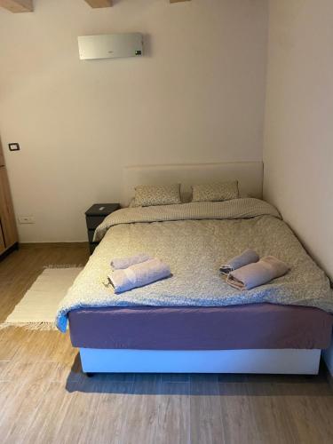 博维茨Posestvo Tmžek的一间卧室配有一张带两个枕头的床