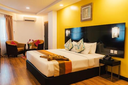 马六甲马六甲江景仙特拉酒店的一间卧室,卧室内配有一张大床