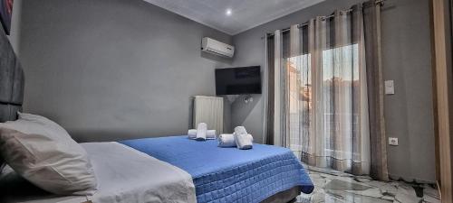 哈尔基斯Mimarxos Luxury Apartments的一间卧室,配有一张带两个泰迪熊的床